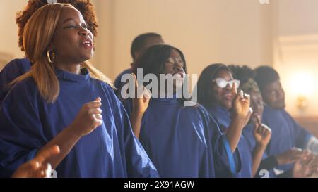 Groupe de chanteurs chrétiens de Gospel louant le Seigneur Jésus-Christ. Le chant répand la bénédiction, l'harmonie dans la joie et la foi. L'église est remplie de messages spirituels élevant les cœurs. La musique apporte la paix, l'espoir, l'amour Banque D'Images