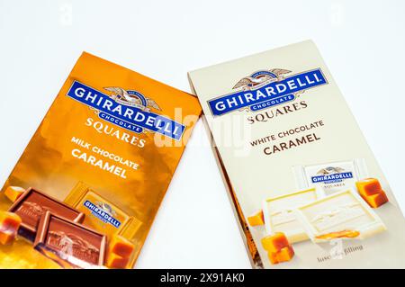 Un sac de carrés de caramel au chocolat au lait Ghirardelli et de carrés de caramel au chocolat blanc sur fond blanc. Banque D'Images