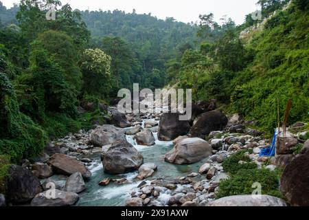 La rivière Jaldhaka, également connue sous le nom de Dichu, est un affluent du Brahmapoutre et un fleuve transfrontalier qui traverse l'Inde, le Bhoutan et le Bangladesh Banque D'Images