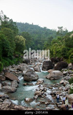 La rivière Jaldhaka, également connue sous le nom de Dichu, est un affluent du Brahmapoutre et un fleuve transfrontalier qui traverse l'Inde, le Bhoutan et le Bangladesh Banque D'Images