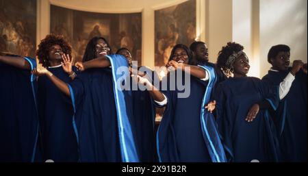 Groupe de chanteurs chrétiens de Gospel louant le Seigneur Jésus-Christ. Le chant répand la bénédiction, l'harmonie dans la joie et la foi. L'église est remplie de messages spirituels élevant les cœurs. La musique apporte la paix, l'espoir, l'amour Banque D'Images