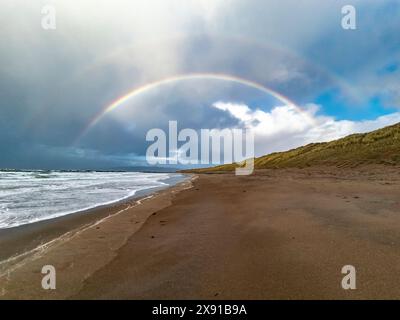 Bel arc-en-ciel à la plage de Portnoo Narin dans le comté de Donegal - Irlande. Banque D'Images