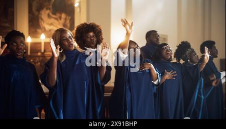 Groupe de chanteurs chrétiens de Gospel louant le Seigneur Jésus-Christ. Le chant répand la bénédiction, l'harmonie dans la joie et la foi. L'église est remplie de messages spirituels élevant les cœurs. La musique apporte la paix, l'espoir, l'amour Banque D'Images