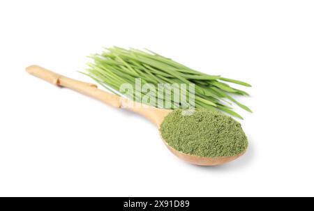 Poudre d'herbe de blé dans une cuillère en bois et pousses fraîches isolées sur blanc Banque D'Images