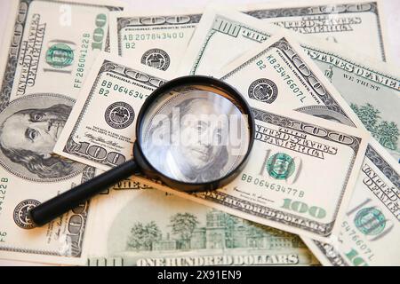 Loupe se concentrant sur le portrait de Benjamin Franklin sur une pile de billets de cent dollars américains Banque D'Images