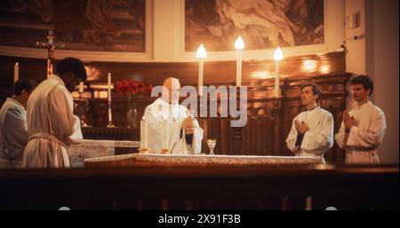 Le Service Eucharismatique dans la Grande Église : les ministres de la foi chrétienne dirigent la cérémonie qui implique le partage du pain en l'honneur de Jésus-Christ. Sainte communion, messe Divine, dîner du Seigneur à l'autel Banque D'Images