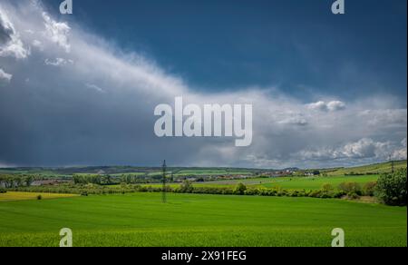 Prairies et champs près de la ville de Mikulov avant la tempête au printemps couleur chaude jour frais Banque D'Images