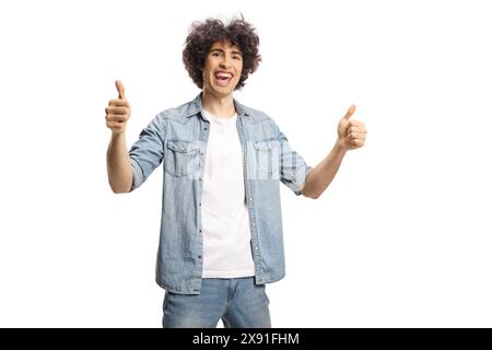 Heureux jeune homme avec les cheveux bouclés gestionnant les pouces isolés sur fond blanc Banque D'Images