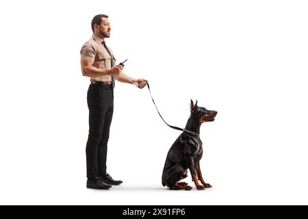 Garde de sécurité avec un chien doberman tenant un talkie walkie isolé sur fond blanc Banque D'Images