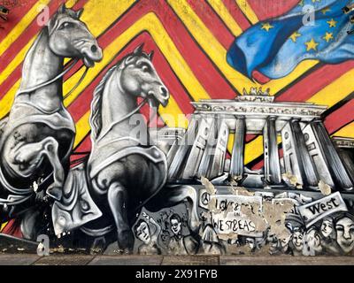 Street art montre le Tor de Brandebourg avec des chevaux sur le mur extérieur de l'ambassade d'Allemagne à Buenos Aires, en Argentine Banque D'Images