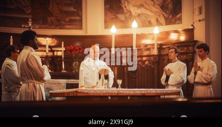 L'Eucharistie dans la Grande Église : les ministres de la foi chrétienne dirigent la cérémonie qui implique le partage du pain et du vin en l'honneur de Jésus-Christ. Sainte communion, messe Divine, dîner du Seigneur à l'autel Banque D'Images