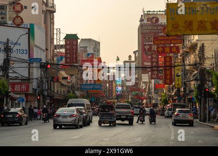 Une photo de la route animée de Yaowarat, dans le Chinatown de Bangkok. Banque D'Images