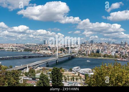 Halic metro pont et vue sur la Mosquée de Suleymaniye, Istanbul Banque D'Images