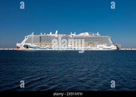 Le bateau de croisière AIDAprima est dans le vieux port de Doha Mina district Qatar Banque D'Images