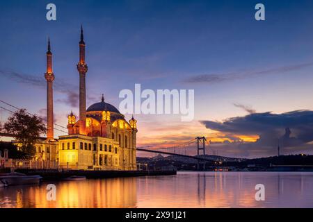 Ortakoy Istanbul paysage magnifique lever de soleil avec nuages Mosquée Ortakoy et Pont du Bosphore. Banque D'Images