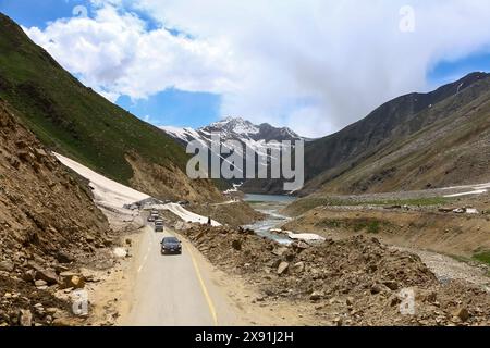 Montagnes majestueuses embrassent le lac Attabad dans Hunza étreinte sereine Banque D'Images