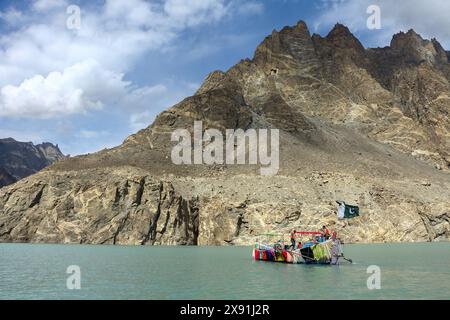 Montagnes majestueuses embrassent le lac Attabad dans Hunza étreinte sereine Banque D'Images
