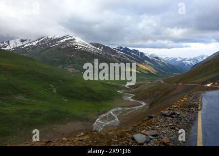 Les montagnes majestueuses embrassent le lac Attabad dans l'étreinte sereine de Hunza Banque D'Images