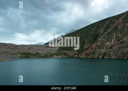 Les montagnes majestueuses embrassent le lac Attabad dans l'étreinte sereine de Hunza Banque D'Images