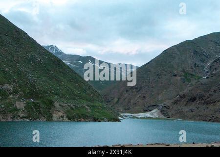 Les montagnes majestueuses embrassent le lac Attabad dans l'étreinte sereine de Hunza Banque D'Images