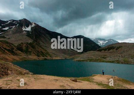 Les montagnes majestueuses embrassent le lac Attabad dans l'étreinte sereine de Hunza Banque D'Images