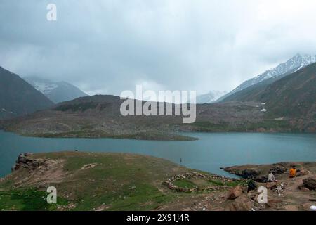 Les montagnes majestueuses embrassent le lac Attabad dans l'étreinte sereine de Hunza Banque D'Images