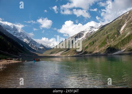 Les montagnes majestueuses embrassent le lac Attabad dans l'étreinte sereine de Hunza Banque D'Images