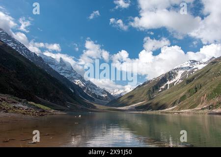 Les montagnes majestueuses embrassent le lac Attabad dans l'étreinte sereine de Hunza Banque D'Images