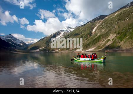 Les montagnes majestueuses embrassent le lac Attabad dans l'étreinte sereine de Hunza Banque D'Images