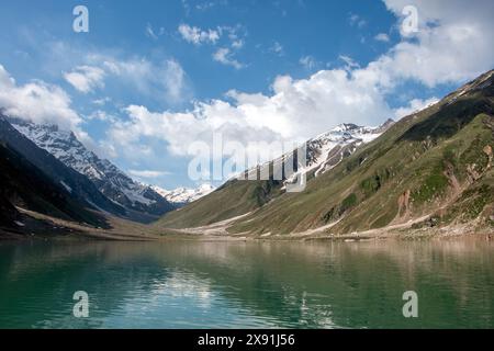 Les montagnes majestueuses embrassent le lac Attabad dans l'étreinte sereine de Hunza Banque D'Images