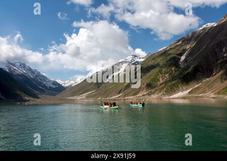 Les montagnes majestueuses embrassent le lac Attabad dans l'étreinte sereine de Hunza Banque D'Images