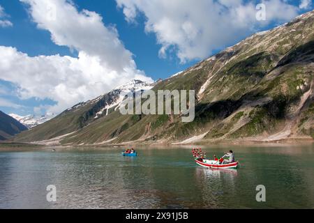 Les montagnes majestueuses embrassent le lac Attabad dans l'étreinte sereine de Hunza Banque D'Images