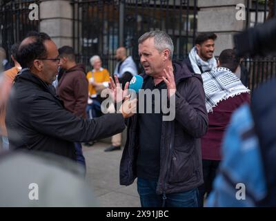 Richard Boyd Barrett TD devant le Dáil Éireann sur Kildare Street dans la ville de Dublin, alors que l'Irlande reconnaissait officiellement l'État palestinien. Banque D'Images