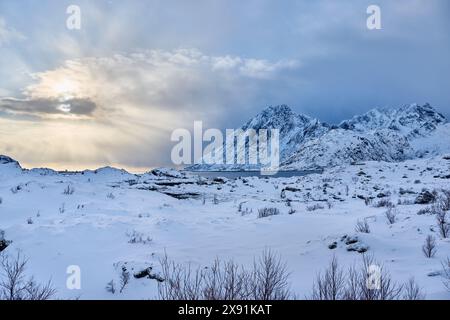 Soleil sur Stjernfjorden, Sund, Lofoten, Norvège, Europe Banque D'Images