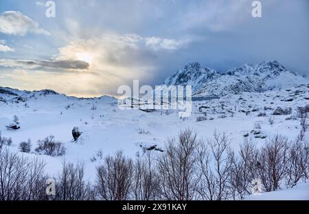 Soleil sur Stjernfjorden, Sund, Lofoten, Norvège, Europe Banque D'Images