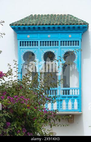 17 mai 2024. Sidi Bou Said, Tunisie. Détail de conception de fenêtre d'architecture bleue et blanche faisant partie d'une belle villa surplombant le golfe de Tunis Banque D'Images