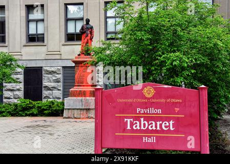 Ottawa, Canada - 28 mai 2024 : la statue de J.H. Tabaret à l'Université d'Ottawa a été recouverte de peinture rouge le 24 mai. Le mot colonisateur a été peint sur le sol sous la statue. Tabaret était considéré comme un fondateur de l'Université. Personne n'a revendiqué la responsabilité de cette loi. Les terrains du Tabaret Hall sont maintenant couverts de tentes alors que les manifestants pro-palestiniens exigent que l'Université divulgue et cède tous les investissements qu'elle a avec des entreprises et des organisations ayant des liens avec Israël. Banque D'Images