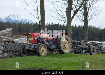 ZAKOPANE, POLOGNE - 28 AVRIL 2023 : ancien tracteur Ursus C330 dans les montagnes des Hautes Tatras Banque D'Images