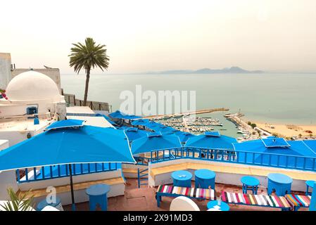 17 mai 2024. Sidi Bou Said, Tunisie. Café des délices ou Café Sidi Chabaane le café le plus célèbre de Sidi Bou Saïd, l'un des meilleurs endroits pour boire un verre Banque D'Images