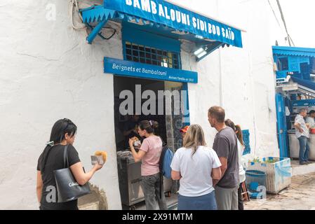 17 mai 2024. Sidi Bou Said, Tunisie. Bambalouni, beignets traditionnels tunisiens, frits dans l'huile et saupoudrés de sucre. particulièrement populaire dans Banque D'Images