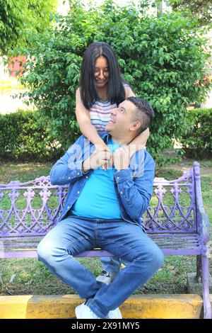 Père célibataire divorcé passe du temps avec sa fille latine brunette adolescente dans le parc pour célébrer joyeusement la fête des pères Banque D'Images