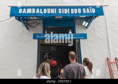 17 mai 2024. Sidi Bou Said, Tunisie. Bambalouni, beignets traditionnels tunisiens, frits dans l'huile et saupoudrés de sucre. particulièrement populaire dans Banque D'Images