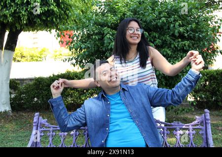 Père célibataire divorcé passe du temps avec sa fille latine brunette adolescente dans le parc pour célébrer joyeusement la fête des pères Banque D'Images