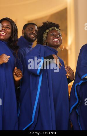 Groupe de chanteurs chrétiens de Gospel louant le Seigneur Jésus-Christ. Le chant répand la bénédiction, l'harmonie dans la joie et la foi. L'église est remplie de messages spirituels élevant les cœurs. La musique apporte la paix, l'espoir, l'amour Banque D'Images