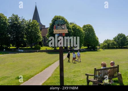 Le village vert à Alfriston dans le Sussex de l’est avec l’église des membres Andrew’s en arrière-plan pris lors d’une journée ensoleillée. Banque D'Images