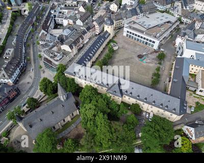 Luftaufnahme. Blick ueber über die Universitaetsstadt Universitätsstadt Siegen, Campus Unteres Schloss der Uni Siegen und der Dicke Turm. Vorne links im Bild die Martini Kirche. Fruehling Frühling im Siegerland AM 28.05.2024 à Siegen/Deutschland. *** Vue aérienne sur la ville universitaire de Siegen, campus du château inférieur de l'Université de Siegen et la tour de graisse dans la partie avant gauche de l'image L'église Martini printemps à Siegerland le 28 05 2024 à Siegen Allemagne Banque D'Images