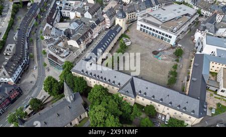 Luftaufnahme. Blick ueber über die Universitaetsstadt Universitätsstadt Siegen, Campus Unteres Schloss der Uni Siegen und der Dicke Turm. Vorne links im Bild die Martini Kirche. Fruehling Frühling im Siegerland AM 28.05.2024 à Siegen/Deutschland. *** Vue aérienne sur la ville universitaire de Siegen, campus du château inférieur de l'Université de Siegen et la tour de graisse dans la partie avant gauche de l'image L'église Martini printemps à Siegerland le 28 05 2024 à Siegen Allemagne Banque D'Images