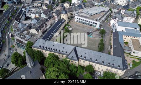 Luftaufnahme. Blick ueber über die Universitaetsstadt Universitätsstadt Siegen, Campus Unteres Schloss der Uni Siegen und der Dicke Turm. Fruehling Frühling im Siegerland AM 28.05.2024 à Siegen/Deutschland. *** Vue aérienne sur la ville universitaire de Siegen, campus du château inférieur de l'Université de Siegen et la Fat Tower Spring à Siegerland le 28 05 2024 à Siegen Allemagne Banque D'Images