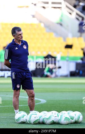 Athènes, Grèce. 28 mai 2024. Jose Luis Mendilibar, entraîneur-chef de l'Olympiacos FC, assiste à une séance d'entraînement la veille du match de finale de la Conference League 2023/2024 entre l'Olympiacos FC et l'ACF Fiorentina au stade AEK Arena à Athènes (Grèce), le 28 mai 2024. Crédit : Insidefoto di andrea staccioli/Alamy Live News Banque D'Images