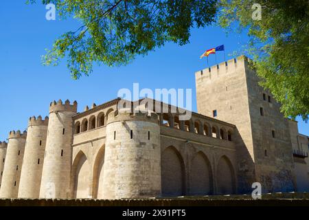 Palais du château d'Aljaferia et jardins, siège du gouvernement régional d'Aragon, à Saragosse, Aragon en Espagne Banque D'Images